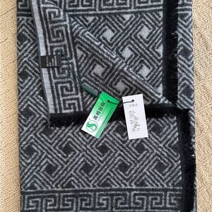 Gray & Black Geometric Pattern Scarf
